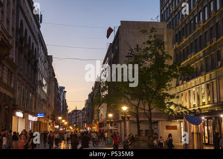 Belgrado, Serbia - Aprile 22, 2018: Kneza Mihailova street di notte, affollata con sfocato gente correre. Noto anche come via Knez Mihaila, questo è il principale Foto Stock