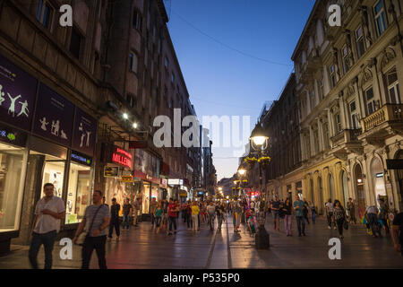 Belgrado, Serbia - Aprile 22, 2018: Kneza Mihailova street di notte, affollata con sfocato gente correre. Noto anche come via Knez Mihaila, questo è il principale Foto Stock