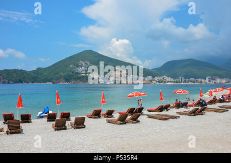 Sulla spiaggia di Sveti Nikola Island (noto come 'Hawaii' o 'Školj'), Budva, Montenegro, costa Adriatica, Balcani, Maggio 2018 Foto Stock