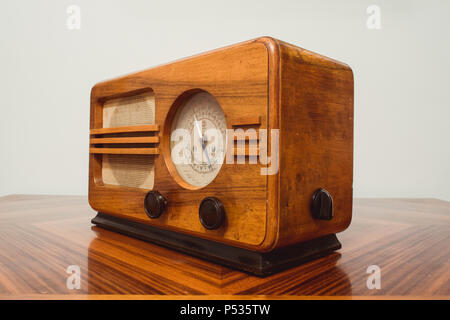 Vecchia radio in legno sul tavolo. Vintage stile retrò. Foto Stock