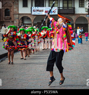 Giovani Quechua ballerino maschio di eseguire durante la Inti Raymi Sun festival in abiti tradizionali e hat sulla Plaza de Armas di Cusco, Perù. Foto Stock