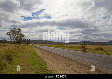 Escursioni in bicicletta sul Tasman autostrada lungo la costa est della Tasmania Foto Stock