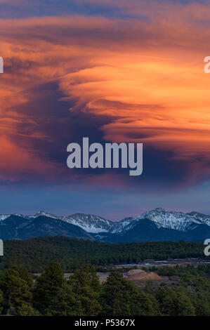 Un tramonto spettacolare illumina il cielo sopra Montagne del Sangre de Cristo. Foto Stock