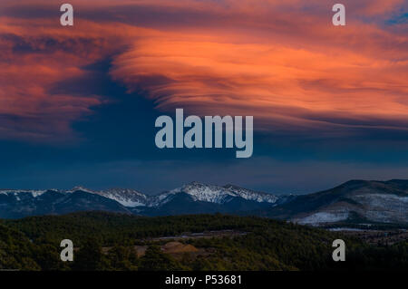 Un tramonto spettacolare illumina il cielo sopra Montagne del Sangre de Cristo. Foto Stock