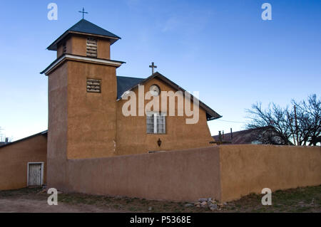 La Vecchia Missione Truchas del Santo Rosario in dawn è luce. Foto Stock