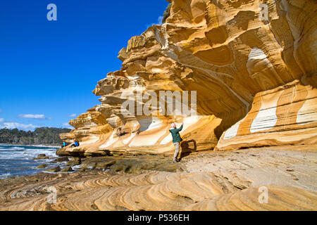 Il dipinto di scogliere su Maria Island Foto Stock