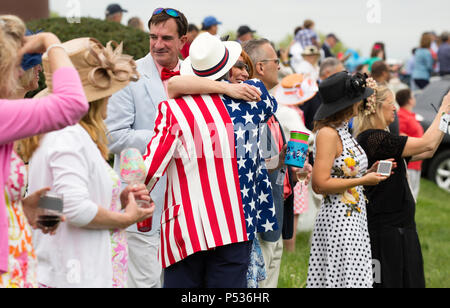 Le Pianure, Virginia/USA-5-19-17: giovane abbraccia in mezzo alla folla presso Virginia Gold Cup. Foto Stock