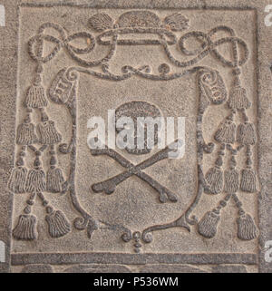 Dettaglio di un antico ornamentali in pietra intagliata telaio con teschio e ossa in stile portoghese, Melaka, Malaysia Foto Stock