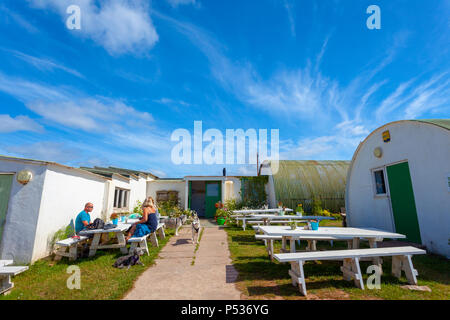 La mensa per Makers alture vicino Millbrook restaurant cafe con cielo blu e mensa capanne, Foto Stock