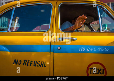 Taxi driver di rifiuto da un Hindustan Ambasciatore in Kolkata, India. Foto Stock