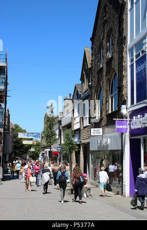 La gente sulla zona pedonale Penny Street in Lancaster, Lancashire, Inghilterra, Regno Unito shopping in un caldo giorno d'estate e di sole. Foto Stock