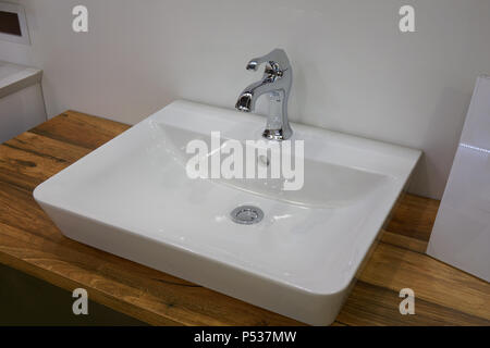 Top bianco rectangukar ceramica lavabo e metallo lucido rubinetto di acqua Foto Stock