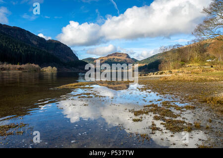 Beinn un t-Sidhein da Loch Lubnaig, in Loch Lomond & Trossachs National Park, la regione delle Highlands, Scotland, Regno Unito Foto Stock