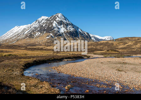 Stob Coire Raineach e il Buachaille Etive Beag ridge dal fiume Coupall, vicino a Glencoe, regione delle Highlands, Scotland, Regno Unito Foto Stock