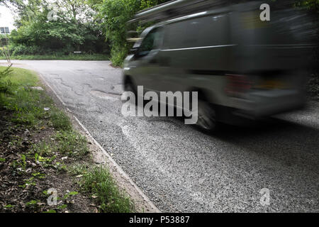 Cattiva strada su superfici di le strade della Gran Bretagna. Vettura in movimento. Giunzione di Gorelands Lane e Chesham Lane. Rivolta verso sé Foto Stock