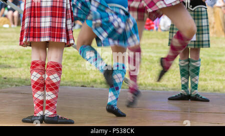 Drumtochty, Scozia: 23 giugno 2018 - Highland ballerini eseguono presso l'Highland Games in Cornhill, Scozia. Foto Stock