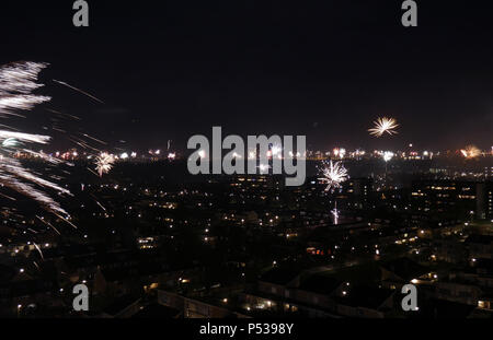 Sky riempito con esplosione di fuochi d'artificio nella città olandese: Amersfoort. Prese durante la vigilia di capodanno. Foto Stock