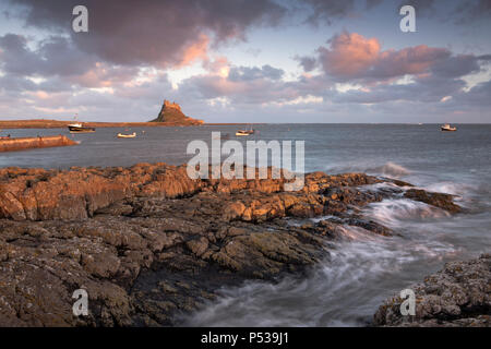 Il Santo Isola di Lindisfarne è un isola di marea sulla costa nordorientale di Northumberland. Questa mostra dal porto di Lindisfarne Castle Foto Stock