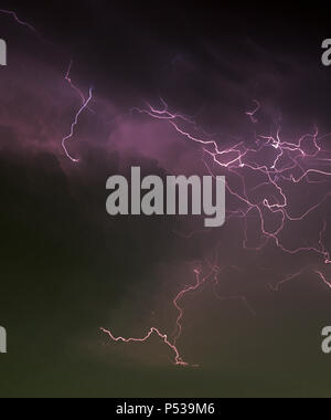 Più cloud al cloud fulmini da una crescente temporale vicino a Lubbock, Texas. Le nuvole mostra alcuni degli effetti di inquinamento luminoso Foto Stock