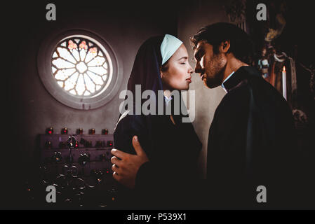 Nun e sacerdote pregare e trascorrere il tempo nel monastero Foto Stock