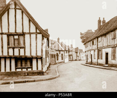 A struttura mista in legno e muratura edifici medievali (The Swan Hotel & Water Street) a Lavenham, Suffolk REGNO UNITO prese su di una carta negativa su una 5x4 fotocamera intorno al 1972. Foto Stock