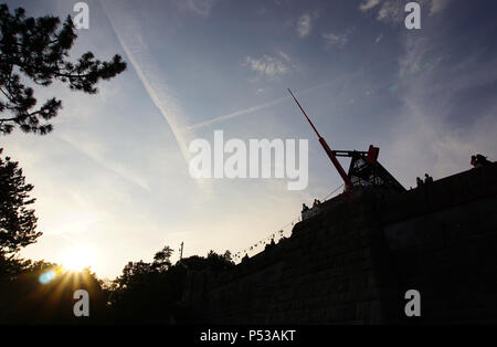 Una silhouette del metronomo iconico in Letna Park, Praga (Repubblica Ceca) presa verso la fine della giornata. Foto Stock