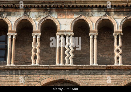 La parete laterale del Duomo di Ferrara, Basilica Cattedrale di San Giorgio, Ferrara, Italia Foto Stock