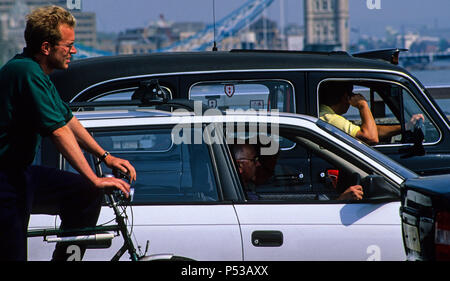 Traffico sul Ponte di Londra, auto, taxi e il ciclista, Londra, Inghilterra, Regno Unito, GB. Foto Stock