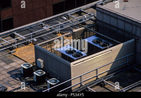 Sistemi di climatizzazione e il tetto dell'edificio, Londra, Inghilterra, Regno Unito, GB. Foto Stock