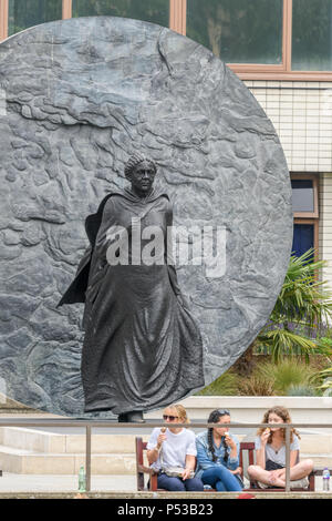 Memoriale di bronzo statua di Maria Seacole, nella motivazione della St Thomas Hospital, fondata da Florence Nightingale, Westminster, Londra, Inghilterra. Foto Stock