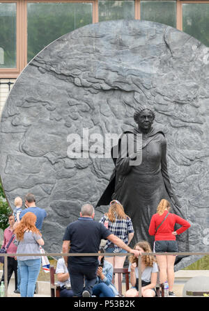 Memoriale di bronzo statua di Maria Seacole, nella motivazione della St Thomas Hospital, fondata da Florence Nightingale, Westminster, Londra, Inghilterra. Foto Stock