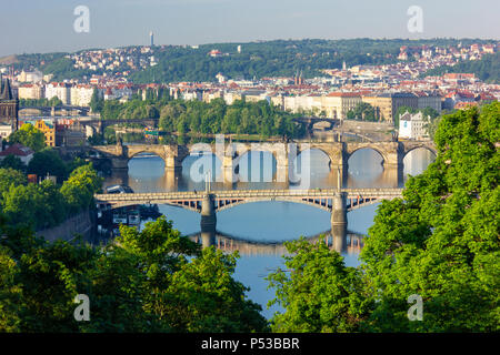 Ponti sul fiume Moldava a Praga, Repubblica Ceca Foto Stock