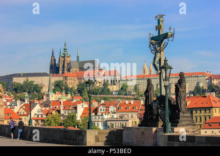 Vista della cattedrale di San Vito e il Castello di Praga dal ponte Carlo nella Repubblica Ceca Foto Stock