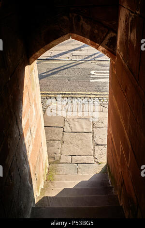 Porta e le fasi che conducono giù da un gateway nella città di Chester Foto Stock