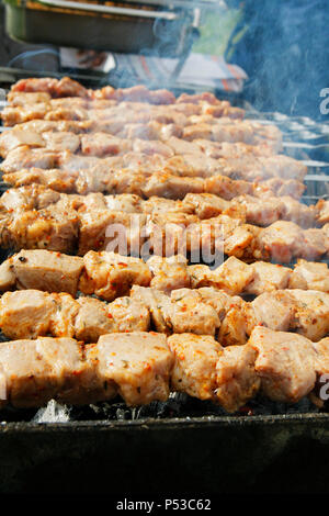 Shish kebab è preparato per il carbone sulla griglia. Foto Stock