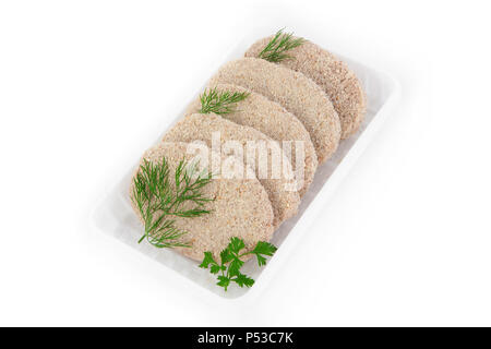 Congelati freschi prodotti semilavorati. Cotolette dalla tenera carne di pollo in un coperchio fatto di biscotti. Isolare su sfondo bianco. Foto Stock