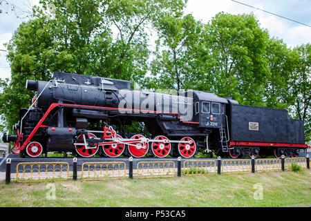 La locomotiva-monumento L-3291. Potente, bella locomotiva russo. Foto Stock