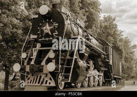 La locomotiva-monumento L-3291. Potente, bella locomotiva russo. Foto Stock