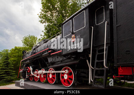 La locomotiva-monumento L-3291. Potente, bella locomotiva russo. Foto Stock