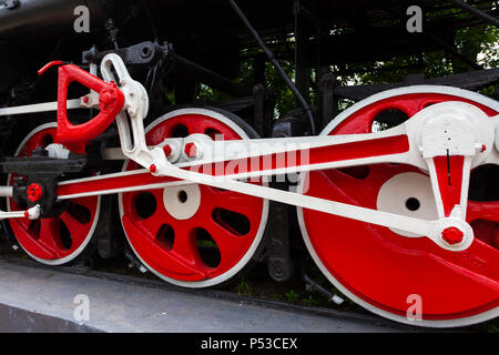 La locomotiva-monumento L-3291. Potente, bella locomotiva russo. Ruote di close-up. Motore a vapore. Foto Stock