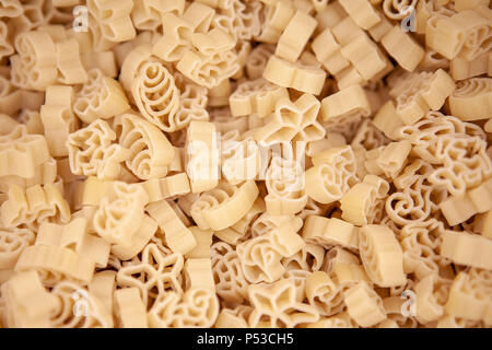 Maccheroni corna stabiliti in modo uniforme. Foto con un po' di profondità di campo. Foto Stock