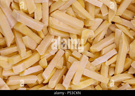 Congelati freschi prodotti semilavorati. Le patatine fritte. Esso è disposto di piatto. Foto Stock