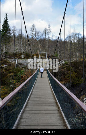 Ponte di sospensione di tutta l'acqua nera river a Rogie cade a Ross-shire nelle Highlands della Scozia Foto Stock