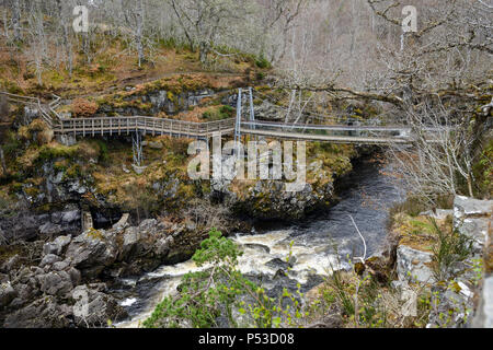 Ponte di sospensione di tutta l'acqua nera river a Rogie cade a Ross-shire nelle Highlands della Scozia Foto Stock