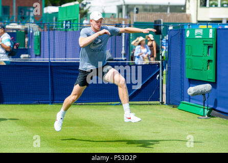 Kyle Edmund balza in azione come egli pratica con Andy Murray durante la natura Valle torneo internazionale di tennis in Devonshire Park in Eastbourne East Sussex Regno Unito. 24 Giugno 2018 Foto Stock