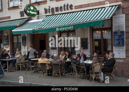 Wissembourg (Weissenburg), Alsazia, Francia - Scene di strada con ristorante gli ospiti Foto Stock