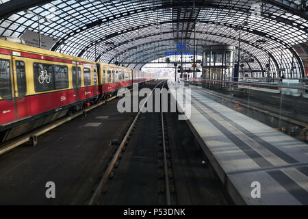 Berlino, Germania - Vista dalla postazione del conducente di un treno regionale fino alla stazione centrale di Berlino presso la stazione di incrocio. Foto Stock