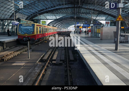 Berlino, Germania - Vista dalla postazione del conducente di un treno regionale fino alla stazione centrale di Berlino presso la stazione di incrocio. Foto Stock