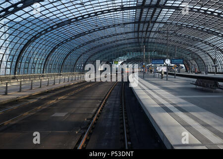 Berlino, Germania - Vista dalla postazione del conducente di un treno regionale fino alla stazione centrale di Berlino presso la stazione di incrocio. Foto Stock