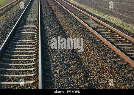 Schoenwalde, Brandeburgo, Germania - Vista dalla postazione del conducente di un treno regionale su due corsie di linea ferroviaria. Foto Stock